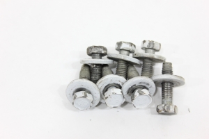 Parafuso Alma Para-choque  Diant Jg Tracker 20/23 Usado (246)