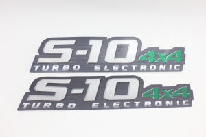 Emblema 'S10 Turbo Electronic 4x4' 2011 Rodeio (2º Linha) Porta/ Verde