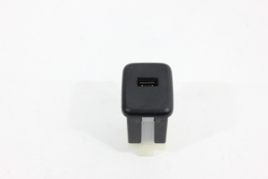 Tomada Usb Painel Tracker 20/23 Usado (059)