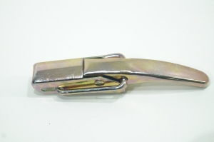 Trava Tampa Tras Hilux Cab Dupla .../01 Cab Simples .../04