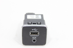 Tomada com Usb Auxiliar Toro 16/20 Usado (310)
