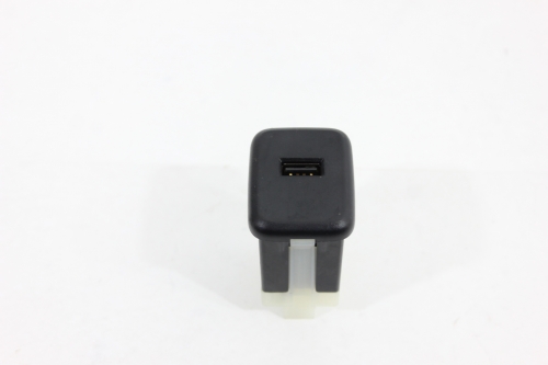 Tomada Usb Painel Tracker 20/23 Usado (059)